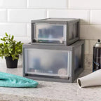 Organisateur de tiroirs de rangement compact empilable en plastique avec portes transparentes