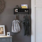 Étagère murale de rangement en pin massif de 24 pouces avec tablette supérieure, 5 crochets et paniers métalliques pour salon, cuisine ou entrée